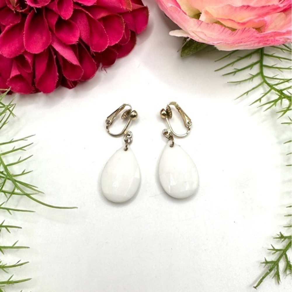 VINTAGE⚜️RETRO White Acrylic Teardrop Clip Earrings